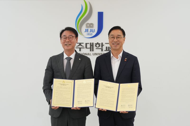 위성곤 제주도지사(오른쪽)와 양덕순 제주대학교 총장이 24일 제주대에서 ‘가칭 제주대 아라복합문화센터 건립·운영을 위한 업무협약’을 체결한 뒤 협약서를 들어 보이고 있다. 476억8200만원을 투입하는 센터에는 25m 8레인 수영장과 다목적 실내체육관, 평생교육센터 등이 들어서며 대학 구성원과 지역주민이 함께 이용하게 된다. /사진=제주특별자치도 제공