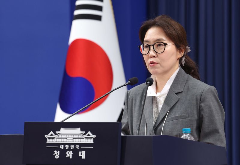 강유정 청와대 수석대변인이 24일 청와대 춘추관에서 '최길수 변호사 특별감찰관 후보 지명' 관련 브리핑을 하고 있다. 뉴시스