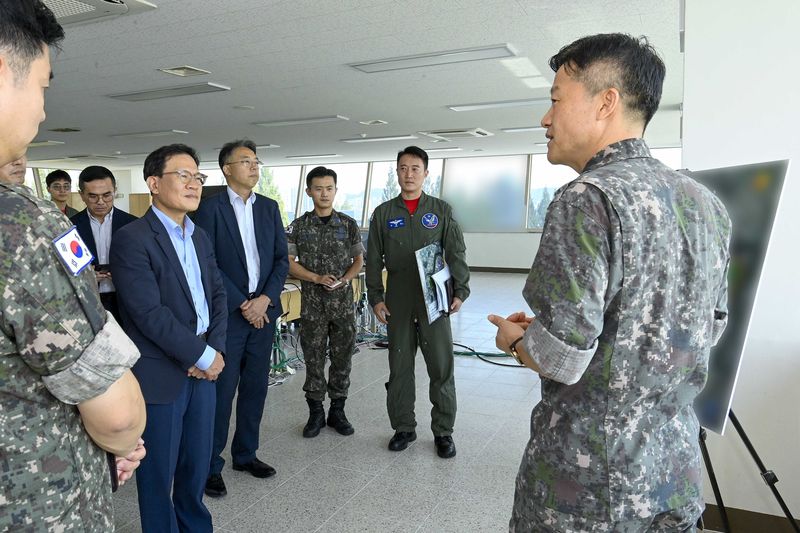 SK하이닉스의 염성진 사장(SK수펙스추구협의회 커뮤니케이션위원장 겸직·왼쪽 앞에서 두 번째)이 24일 박성준 SK수펙스추구협의회 부사장, 전남광주통합특별시(광주특별시)의 김기홍 반도체산업지원단장 등과 함께 호남권 반도체 클러스터 조성 예정지인 광주 군공항 내 관제탑에서 부지와 주변 여건 등을 살피고 있다. 광주특별시 제공