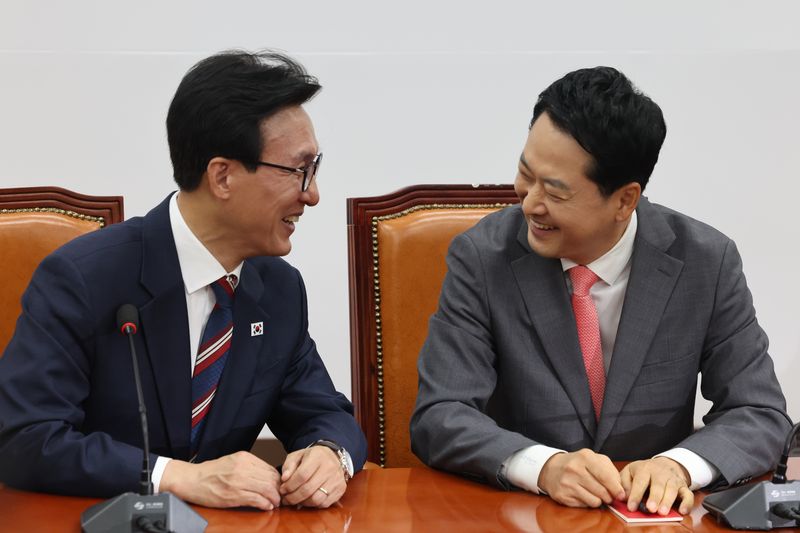 더불어민주당 김민석 대표(왼쪽)가 24일 국회에서 취임 인사차 국민의힘 장동혁 대표를 예방, 대화를 나누고 있다. 양당 대표의 회담은 김 대표는 물론 장 대표 취임 이후 처음이다. 뉴스1
