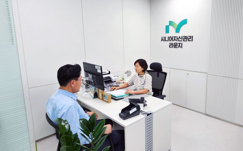 iM뱅크 대구 남구 효성타운점에서 고객이 'iM연금설계 상담'을 받고 있다. iM뱅크 제공