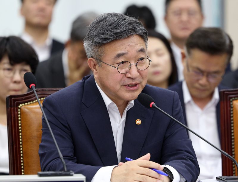 윤호중 행정안전부 장관이 24일 서울 여의도 국회에서 열린 행정안전위원회 전체회의에서 의원 질의에 답변하고 있다. 뉴시스