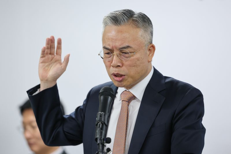 권창영 특별검사가 24일 경기 과천시 특검사무실에서 2차 종합특검 180일간의 수사 결과에 대해 브리핑을 하고 있다. 뉴스1