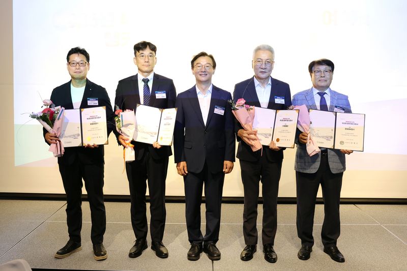 24일 아비니 센트럴 부산에서 열린 부산형 앵커기업 인증서 수여식에서 최윤화 제엠제코 대표(왼쪽부터), 서영우 대양전기공업 대표, 전재수 부산시장, 윤종찬 비엠티 대표, 지석준 한라IMS 대표가 기념사진을 촬영하고 있다. 부산시 제공