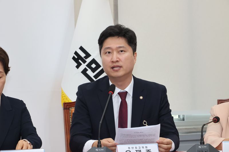 우재준 국민의힘 청년 최고위원이 24일 국회에서 열린 최고위원회의에서 발언하고 있다. 사진=박범준 기자