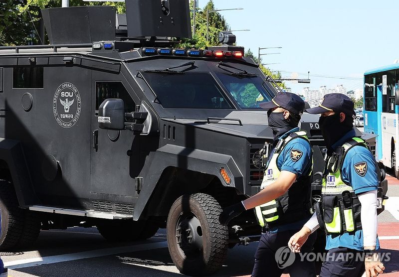 장갑차 배치된 야탑역 (출처=연합뉴스)