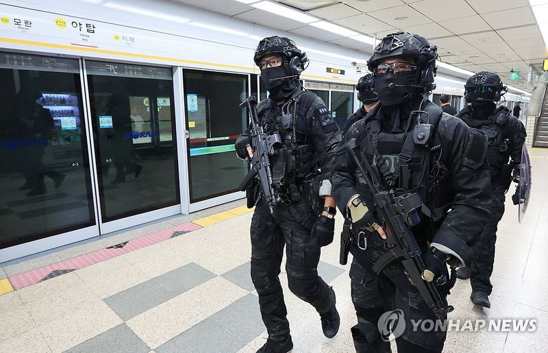 야탑역 배치된 경찰특공대 (출처=연합뉴스)