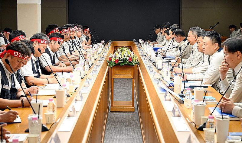 마주 앉은 현대차 노사 대표 (출처=연합뉴스)