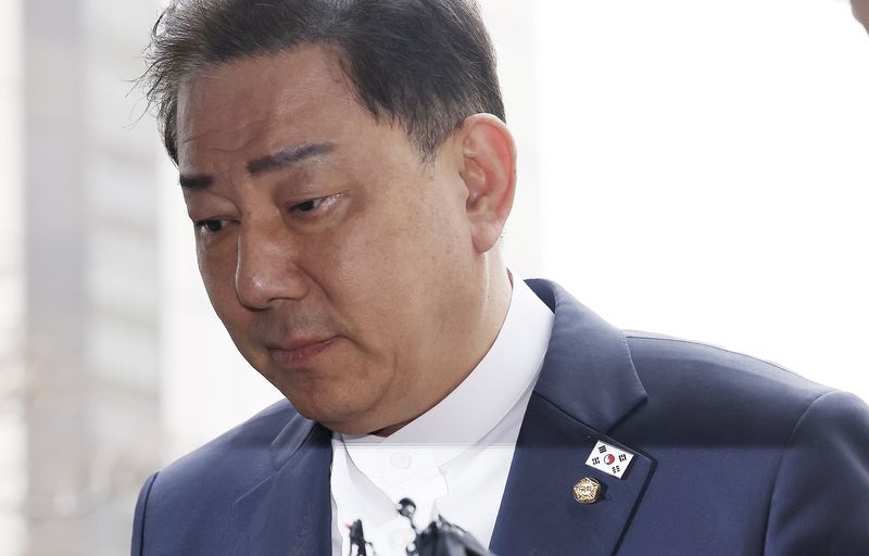 각종 비위 의혹을 받는 김병기 무소속 의원이 지난 4월 10일 서울 마포구 공공범죄수사대에서 열린 7차 피의자 조사에 출석하고 있다. 뉴시스