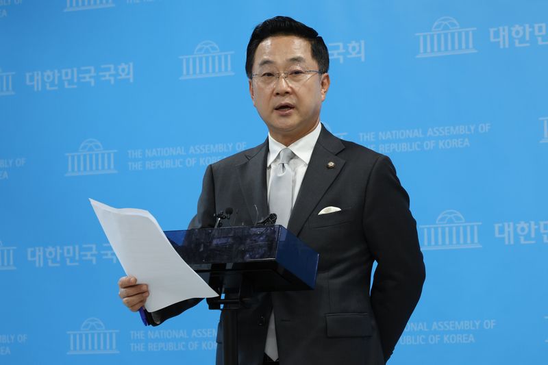 [서울=뉴시스] 김근수 기자 = 박성준 더불어민주당 수석대변인이 23일 오후 서울 여의도 국회 소통관에서 제10차 고위당정협의회 결과를 브리핑하고 있다. 2026.08.23. ks@newsis.com