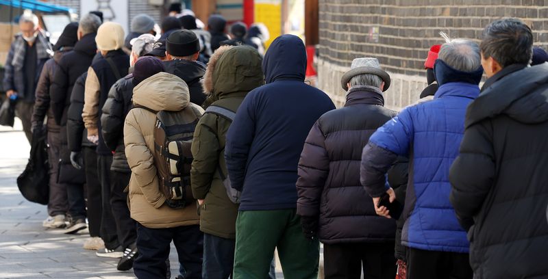 지난해 2월20일 오전 서울 종로구 탑골공원 인근 무료급식소 앞에서 노인들이 길게 줄 서 있다.뉴시스