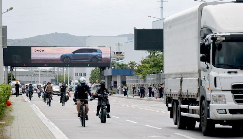 현대자동차 노동조합이 지난 12일 각 조 4시간 부분파업에 돌입한 가운데 오전 근무조 조합원들이 평소보다 4시간 일찍 울산공장 명촌 정문을 빠져나오고 있다. 뉴시스.