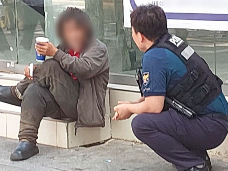 최성렬 경위가 A씨 곁에 앉아 대화를 시도하고 있다. /사진=대구중부경찰서