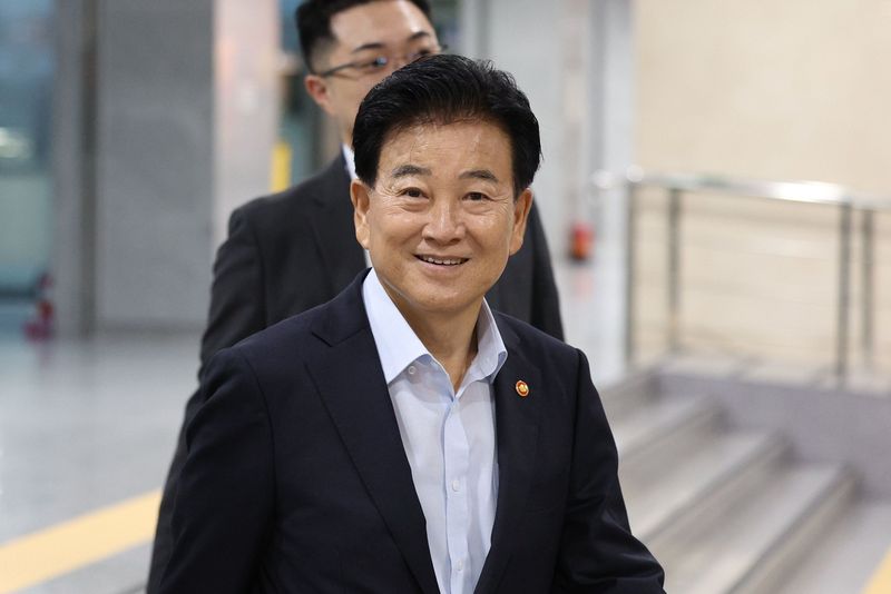 정동영 통일부 장관이 지난달 25일 국회 의원회관에서 열린 국회 한반도평화포럼 릴레이 세미나 '평화공존, 한반도 평화체제로의 전환'에 참석하고 있다. 뉴시스