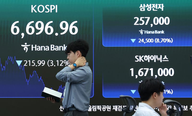 24일 오후 서울 중구 하나은행 본점 딜링룸 전광판에 코스피 등 종가가 표시되고 있다. 뉴스1