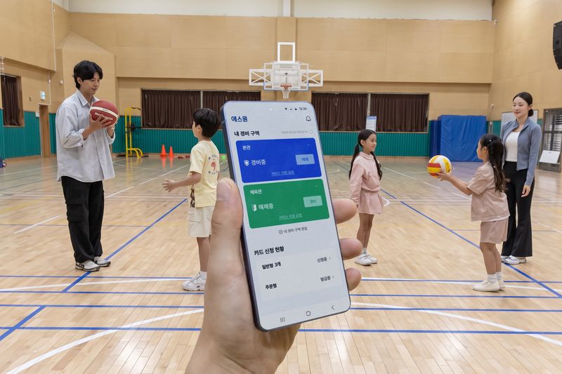 에스원 학교 안전 솔루션을 모바일 앱으로 점검하고 있다.
