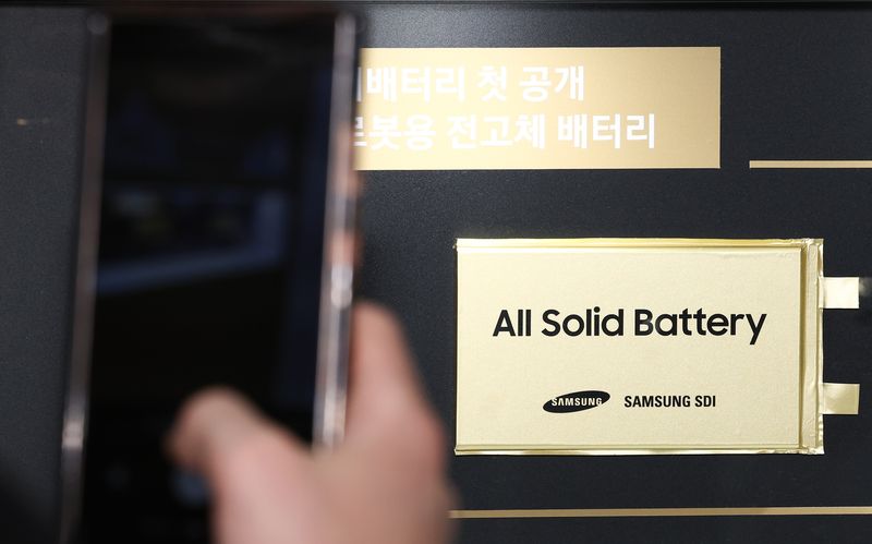 지난 3월 11일 서울 코엑스에서 열린 인터배터리 2026에서 삼성SDI 부스를 찾은 사람들이 전고체 배터리 제품을 살펴보고 있다. 뉴스1