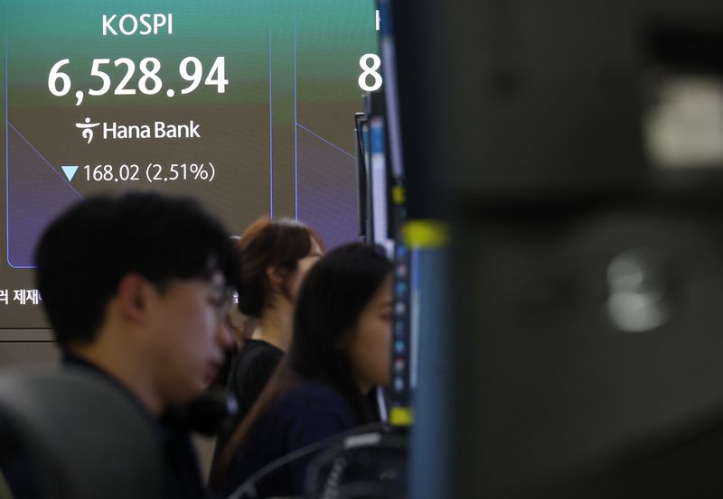 25일 중구 하나은행 본점 딜링룸 전광판에 실시간 코스피가 표시돼 있다. 연합뉴스 제공