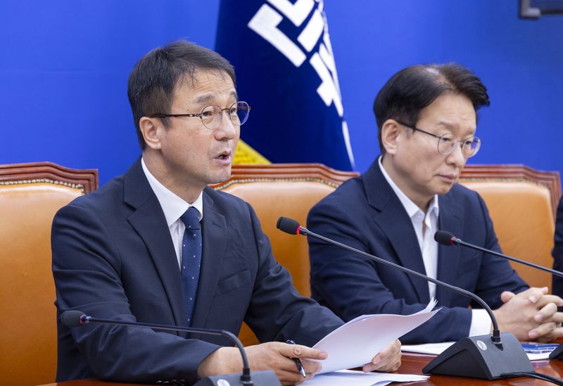 더불어민주당 한병도 원내대표가 25일 국회에서 열린 원내대책회의에서 발언하고 있다. 연합뉴스