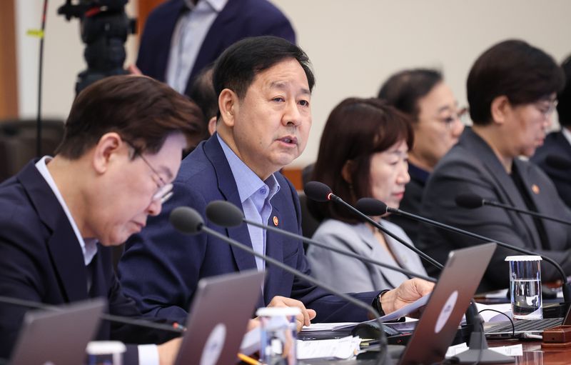 구윤철 부총리 겸 재정경제부 장관이 25일 청와대에서 열린 국무회의에서 중동전쟁 관련 비상국정운영 및 대응현황을 보고하고 있다. 뉴스1