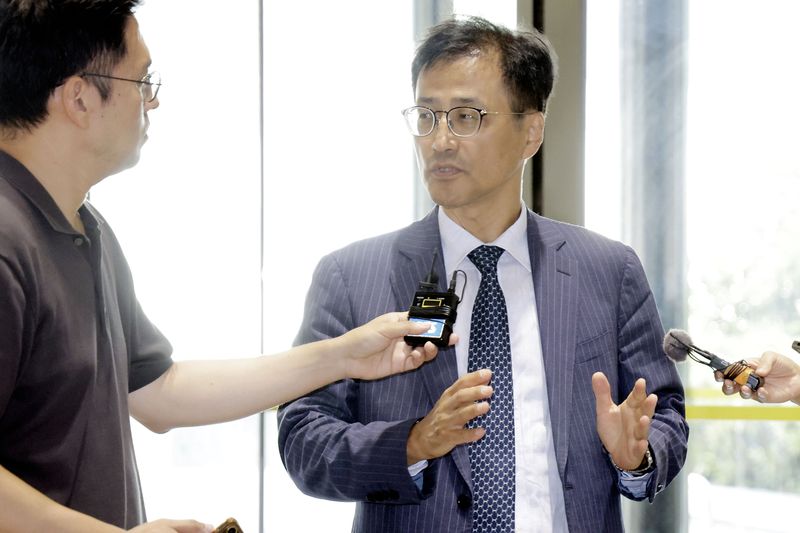 이태한 선거관리위원회 특별검사가 25일 조순열 서울지방변호사회장을 예방하기 위해 서울 서초구 서울지방변호사회관으로 들어서며 취재진 질문에 답변하고 있다. 뉴시스