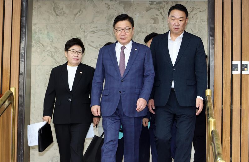 국민의힘 정점식 원내대표와 정희용 사무총장, 임이자 정책위의장이 25일 국회에서 열린 원내대책회의에 입장하고 있다. 사진=박범준 기자