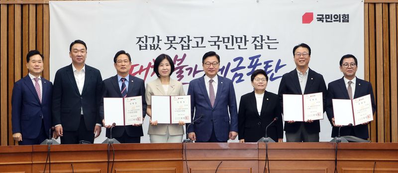 국민의힘 정점식 원내대표와 정책위원회·원내부대표 임명자들이 25일 국회에서 열린 원내대책회의에 앞서 기념 촬영을 하고 있다. 왼쪽부터 김승수 원내운영수석부대표, 정 사무총장, 박수영 정책위부의장, 김미애 정책위부의장, 정 원내대표, 임이자 정책위의장, 곽규택 원내부대표, 이상휘 원내부대표. 사진=박범준 기자