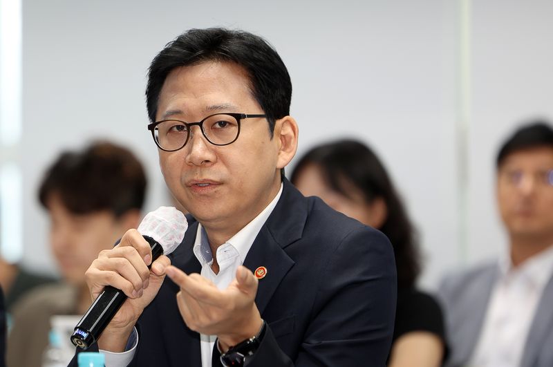 [서울=뉴시스] 김명년 기자 = 배경훈 부총리 겸 과학기술정보통신부 장관이 20일 오전 서울 HJ 비즈니스센터 광화문에서 열린 개방형 인공지능 컴퓨팅 인프라 생태계 구축을 위한 업계 간담회에서 모두발언하고 있다. 2026.08.20. kmn@newsis.com
