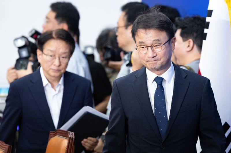 한병도 더불어민주당 원내대표와 권칠승 정책위의장이 25일 서울 여의도 국회에서 열린 원내대책회의에 참석하고 있다. 뉴스1