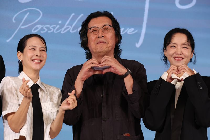 이창동 감독이 25일 서울 마포구 호텔 나루 서울 엠갤러리에서 열린 넷플릭스 영화 '가능한 사랑' 제작발표회에 참석하고 있다. 연합뉴스