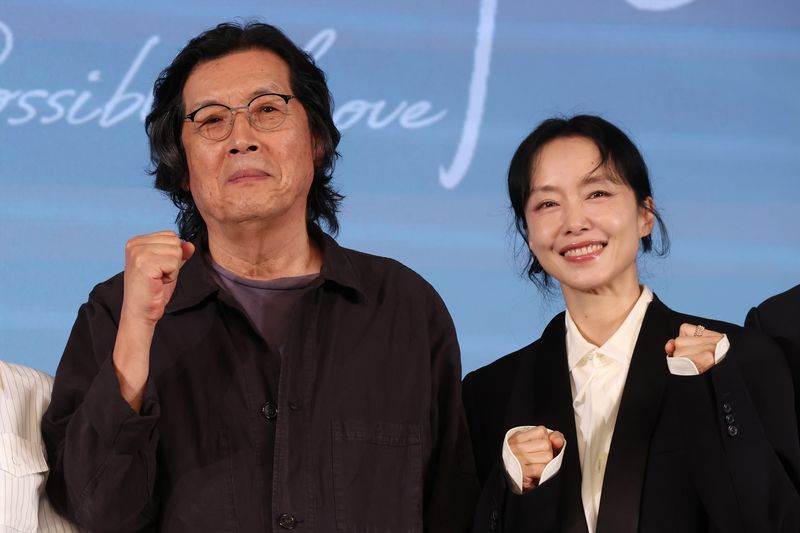 이창동 감독과 배우 전도연이 25일 서울 마포구 호텔 나루 서울 엠갤러리에서 열린 넷플릭스 영화 '가능한 사랑' 제작발표회에서 포즈를 취하고 있다. 연합뉴스
