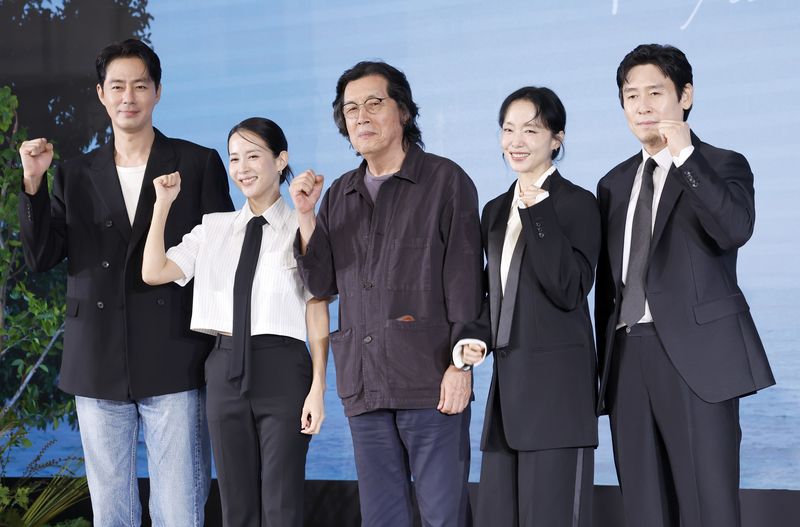 배우 조인성(왼쪽부터), 조여정, 이창동 감독, 전도연, 설경구가 25일 오전 서울 마포구 호텔나루에서 열린 넷플릭스 영화 '가능한 사랑' 제작보고회에서 포즈를 취하고 있다. 뉴시스화상