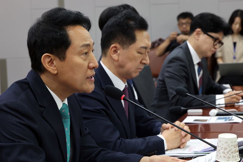 오세훈 서울시장이 25일 오전 서울 국회 의원회관에서 열린 제10차 대한민국 미래혁신포럼 세미나 '미국의 大전략과 한국의 선택'에서 인사말을 하고 있다. 뉴스 1