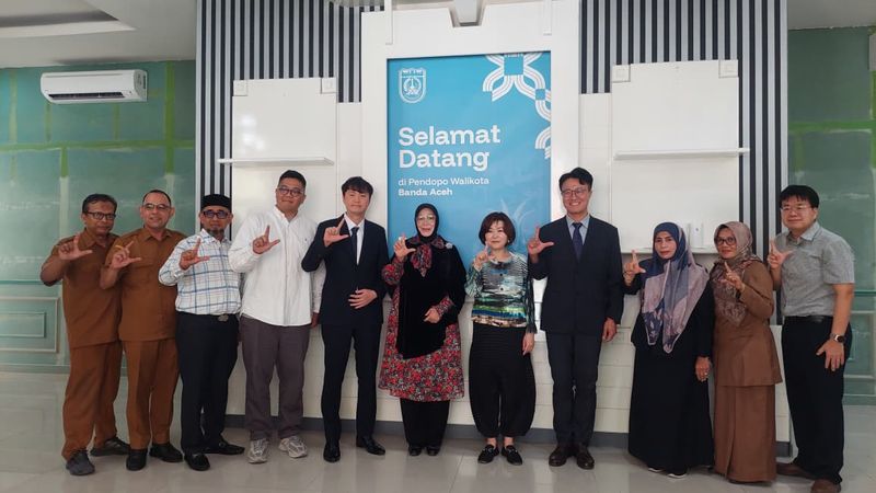 일리자 사아딧딘 자말 반다아체 시장(가운데)을 비롯한 반다아체시 관계자들과 서울시 대표단이 24일 반다아체 시장 관저에서 야외도서관 조성 및 양 도시 간 협력 방안을 논의한 뒤 기념촬영을 하고 있다. 반다아체시 정부 제공