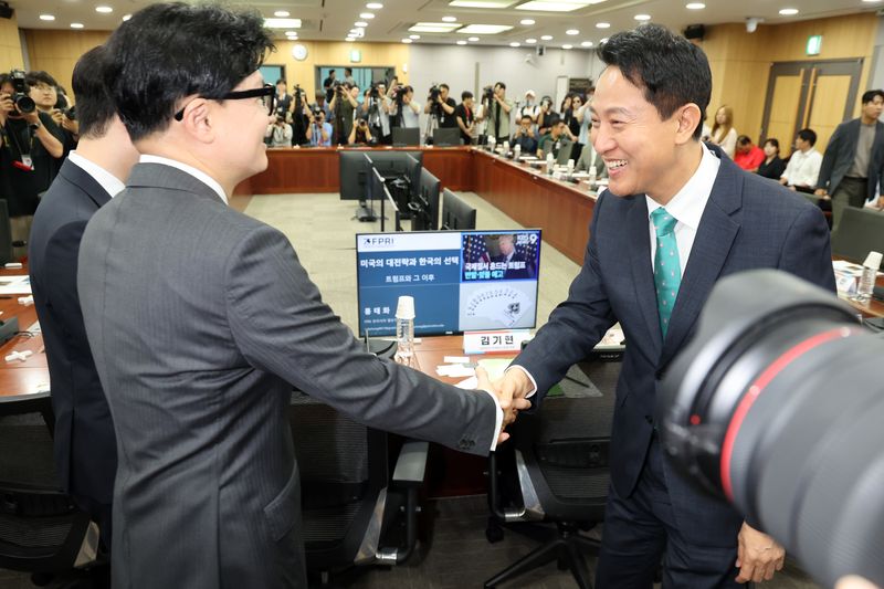 오세훈 서울시장과 한동훈 무소속 의원이 25일 오전 서울 국회 의원회관에서 열린 제10차 대한민국 미래혁신포럼 세미나 '미국의 大전략과 한국의 선택'에서 악수를 나누고 있다. 뉴스1