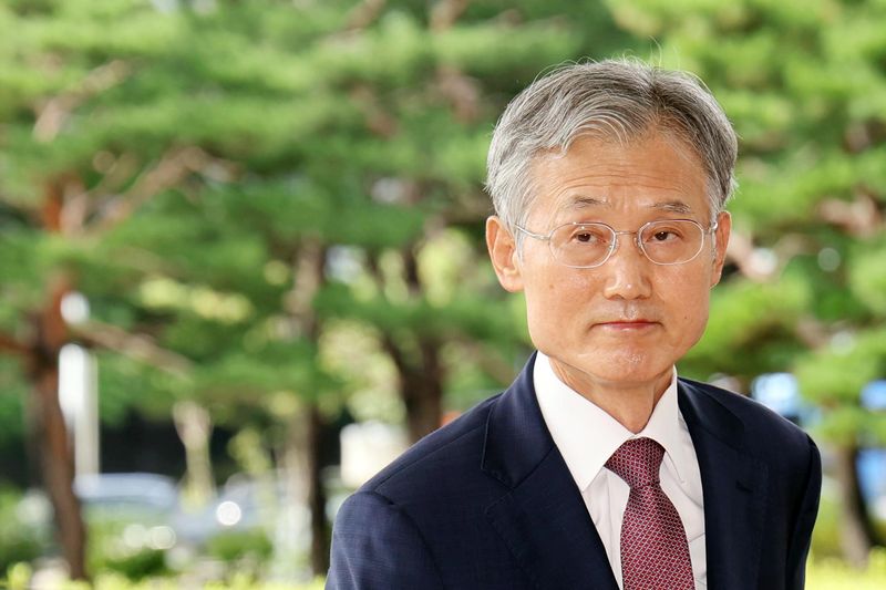 [서울=뉴시스] 박주성 기자 = 조희대 대법원장이 25일 오전 서울 서초구 대법원으로 출근하고 있다. 김민석 더불어민주당 대표가 조 대법원장의 대법관 후보 서면 제청 논란과 관련해 추천 절차와 관련한 법원조직법 개정을 검토하도록 지시하며 법조계에선 엇갈린 반응이 나오고 있다. 2026.08.25. park7691@newsis.com