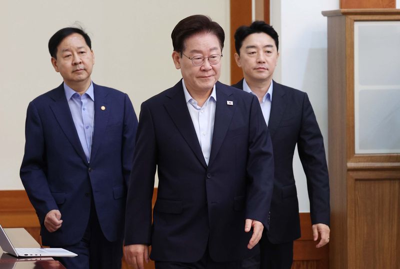 [서울=뉴시스] 김진아 기자 = 이재명 대통령이 25일 청와대에서 열린 제37회 국무회의에 입장하고 있다. 2026.08.25. bluesoda@newsis.com