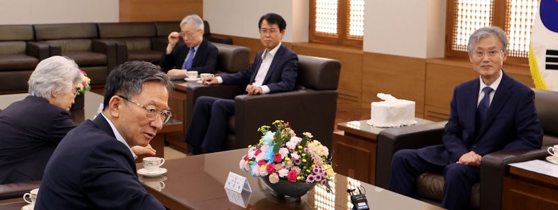 [서울=뉴시스] 박주성 기자 = 조희대 대법원장이 지난 4일 오후 서울 서초구 대법원에서 정성호 법무부 장관, 이흥구 대법관 후임 대법관후보추천위원회 박은정 위원장 등 위원들과 이야기를 나누고 있다. 2026.08.25. park7691@newsis.com