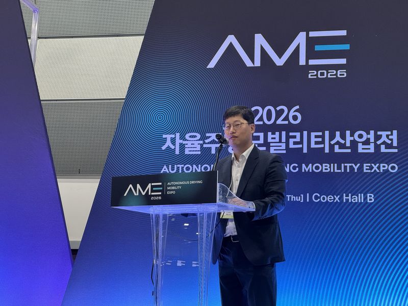 안재훈 산업통상부 미래모빌리티팀 팀장이 25일 서울 강남구 코엑스에서 열린 '2026 자율주행모빌리티 산업전(AME 2026)'에서 자율주행 산업 생태계 육성 방향을 주제로 발표하는 모습. 사진= 김동찬 기자.