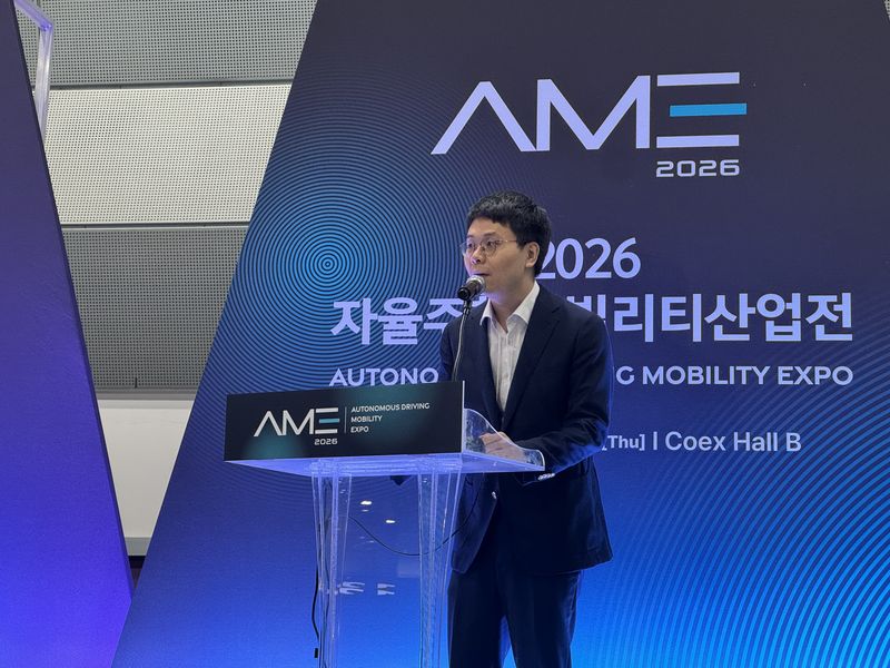 이광우 국토교통부 자율주행정책과 팀장이 25일 서울 강남구 코엑스에서 열린 '2026 자율주행모빌리티 산업전(AME 2026)'에서 자율주행 국내외 동향과 향후 정책 방향을 주제로 발표하는 모습. 사진= 김동찬 기자.