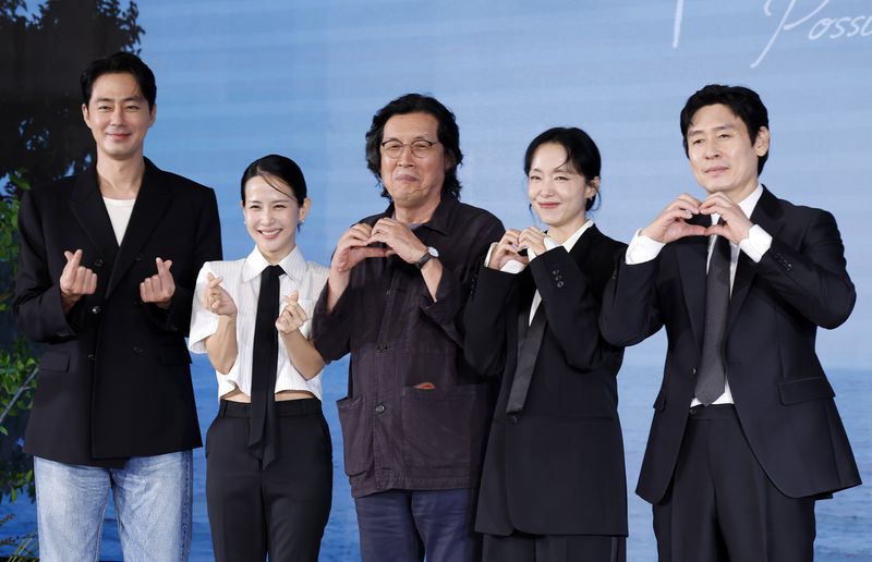 [배우 조인성(왼쪽부터), 조여정, 이창동 감독, 전도연, 설경구가 25일 오전 서울 마포구 호텔나루에서 열린 넷플릭스 영화 '가능한 사랑' 제작보고회에서 포즈를 취하고 있다. 뉴시스