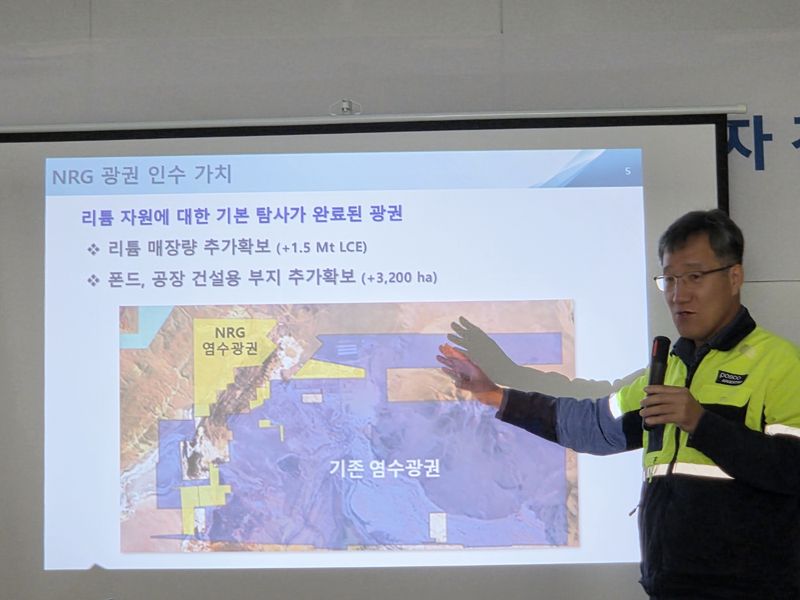 박현 포스코 아르헨티나 법인장이 지난 18일(현지시간) 아르헨티나 북부 살타주 구에메스시에 위치한 포스코 아르헨티나 염수리튬 1공장에서 열린 현지 기자간담회를 통해 리튬 사업 현황에 대해 설명하고 있다. 사진=김학재 기자