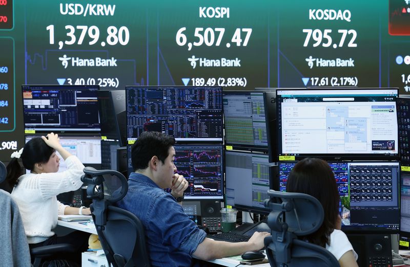 25일 오전 서울 중구 하나은행 본점 딜링룸 전광판에서 딜러들이 업무를 보고 있다. 코스피는 전장 대비 161.03포인트(2.40%) 하락한 6535.93, 코스닥은 전 거래일보다 6.40포인트(0.79%) 내린 806.93으로 거래를 시작했다. /사진=뉴스1