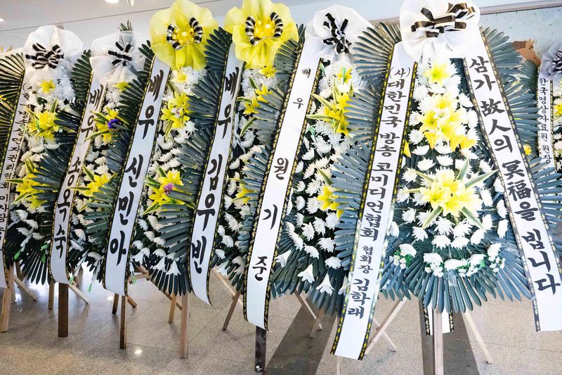공정거래위원회는 장례식장이 유족 동의 없이 화환을 임의로 처분할 수 없게 표준약관을 개정했다. 사진은 지난해 11월 서울 송파구 풍납동 서울아산병원 장례식장에 마련된 배우 고(故) 이순재의 빈소에 동료 및 후배 배우들이 보낸 근조화환이 세워진 모습. 기사와 무관한 자료사진. /사진=뉴시스