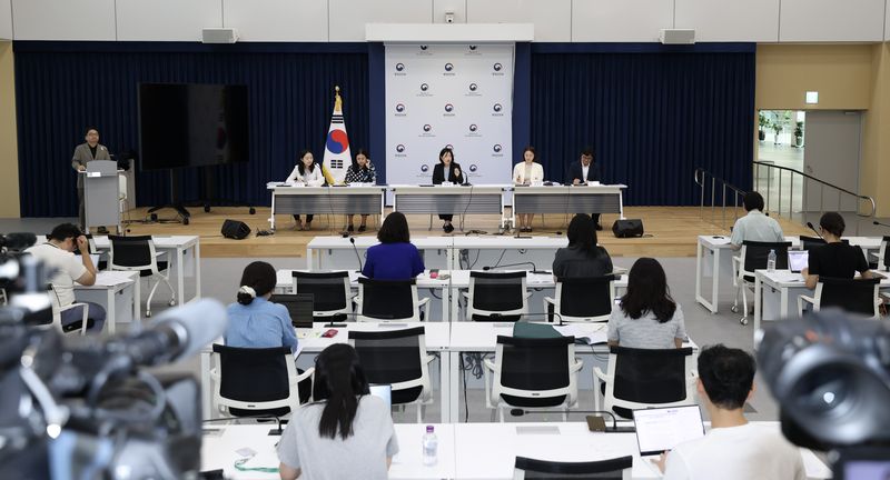 이현정 행정안전부 지방세제국장이 25일 오전 세종시 도움로 정부세종청사 중앙동 브리핑실에서 열린 ‘2026년 지방세제 개편안 정책 설명회’에서 개편안의 주요 내용을 발표하고 있다. 행정안전부 제공