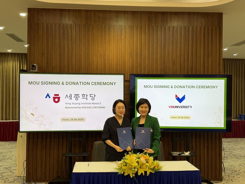 KAS E&C 관계자(왼쪽)와 빈대학교 최선미 부총장이 지난 24일 하노이에서 세종학당 하노이 3·빈대학교 간 한국어 교육 지원을 위한 업무협약(MOU)을 체결한 후 협약서를 들어보이고 있다. KAS E&C 제공