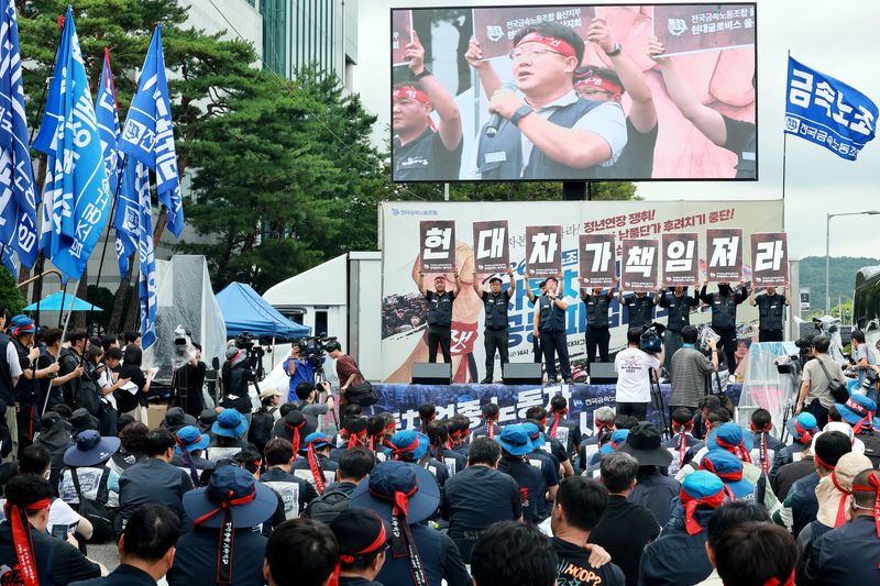 현대자동차 노동조합이 올해 임금협상에서 상여금 50% 인상, 해고자 복직, 정년 연장 등 3대 쟁점 사항을 두고 사측과 이견을 좁히지 못하자 전면 파업에 들어간 21일 서울 서초구 현대자동차 본사 앞에서 전국금속노동조합 자동차업종 조합원들이 공동파업대회를 열고 있다. 2026.8.21 ⓒ 뉴스1 이호윤 기자