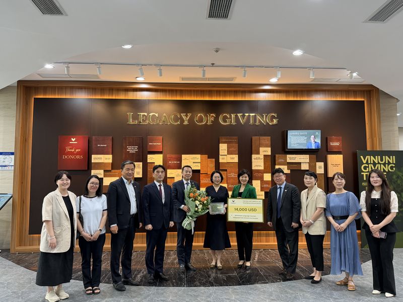 KAS E&C 장순봉 회장(왼쪽 다섯번째), 서원삼 한국대사관 총영사(왼쪽 네번째), 고태연 하노이 코참 회장(왼쪽 세번째)과 최선미 빈대학교 부총장(왼쪽 일곱번째) 등 양측 관계자들이 지난 24일 하노이 소재 빈대학교에서 열린 KAS E&C의 1만4000 달러 규모 후원금 전달식에서 활짝 웃고 있다. KAS E&C 제공