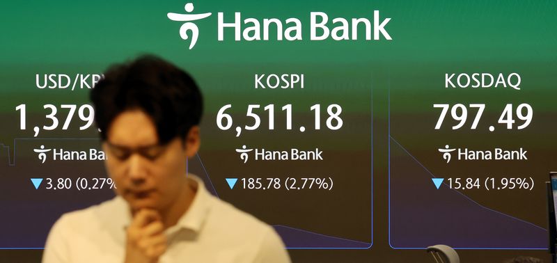 25일 서울 중구 하나은행 본점 딜링룸에서 딜러들이 업무를 보고 있다. 뉴시스 제공