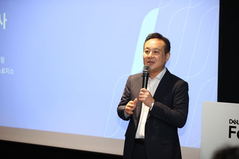 유상모 한국 델 테크놀로지스 사장이 25일 서울 코엑스에서 열린 '델 테크놀로지스 포럼 2026'에서 발표하고 있다. 한국 델 테크놀로지스 제공